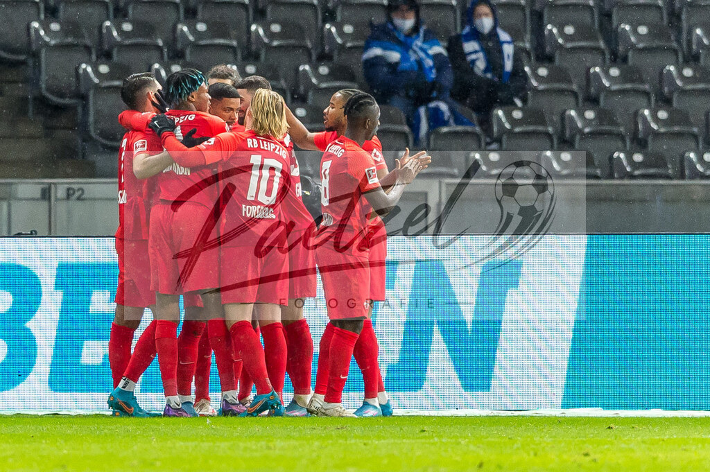 BSCRBL20220220_041 | Fussball, Herren: Benjamin Henrichs (RB Leipzig) Torjubel, jubelt mit seiner Mannschaft nach dem Treffer zum 0:1 bei dem Spiel der 1. Bundesliga zwischen Hertha BSC und RB Leipzig im Olypiastadion am 20.02.2022 in Berlin, Deutschland.DFB / DFL REGULATIONS PROHIBIT ANY USE OF PHOTOGRAPHS AS IMAGE SEQUENCES AND/OR QUASI-VIDEO. - Realisiert mit Pictrs.com