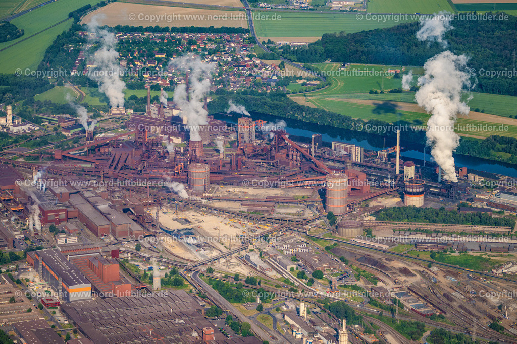 Salzgitter_Stahlwerk_ELS_0361050623 | SALZGITTER 05.06.2023 Blick auf die rauchenden Schlote auf den Industriegebiet des Stahlwerkes der Salzgitter AG in Salzgitter im Bundesland Niedersachsen. Weiterführende Informationen bei: Salzgitter Aktiengesellschaft. // Industrial area of the steel mill of Salzgitter AG in Salzgitter in Lower Saxony. Further information at: Salzgitter Aktiengesellschaft. Foto: Martin Elsen