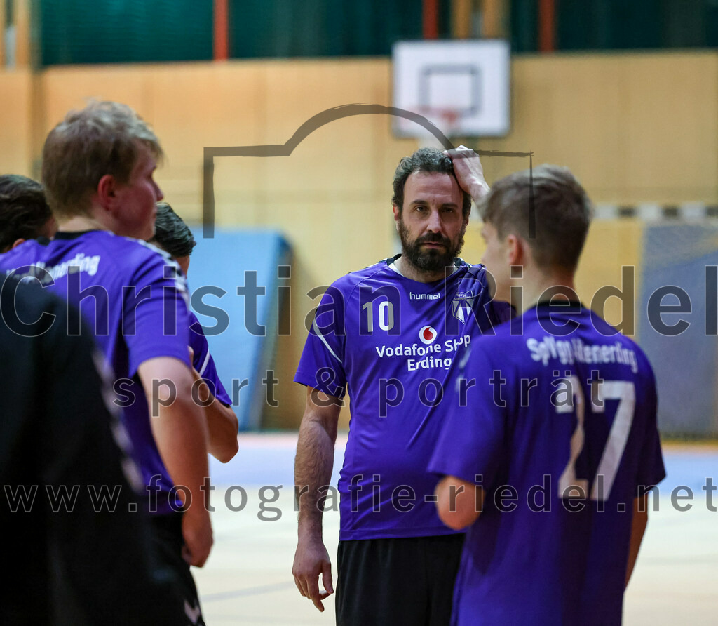 2022-11-12_001_SpVgg_Altenerding_III_gegen_TV_Altoetting_II | Erding, Deutschland, 12.11.2022:
Handball, Bezirksklasse Männer 2022 / 2023, 4. Spieltag, SpVgg Altenerding III gegen TV Altötting II, Endergebnis: 32:25

Stefan Walter (SpVgg Altenerding, #10)

Foto: Christian Riedel / fotografie-riedel.net