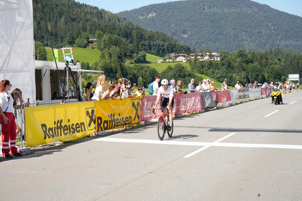 777_20230817_Bewerb_Maenner_Muehlanger | AUT - OESTERREICH, 2023-08-16: SPORT RENNRAD-FAHREN - 55. INTERNATIONALER RADWELTPOKAL IN ST. JOHANN IN TIROL  - Vintage-Radrennen mit WM-Bronze-Medaillen-Siegerin Christina Schweinberger, den Teilnehmer und Alexander Baumann (vom Orginastions-Team) - TAG 2 BEWERB MAENNER IN SECHS GRUPPEN  ; Foto: Roland Muehlanger