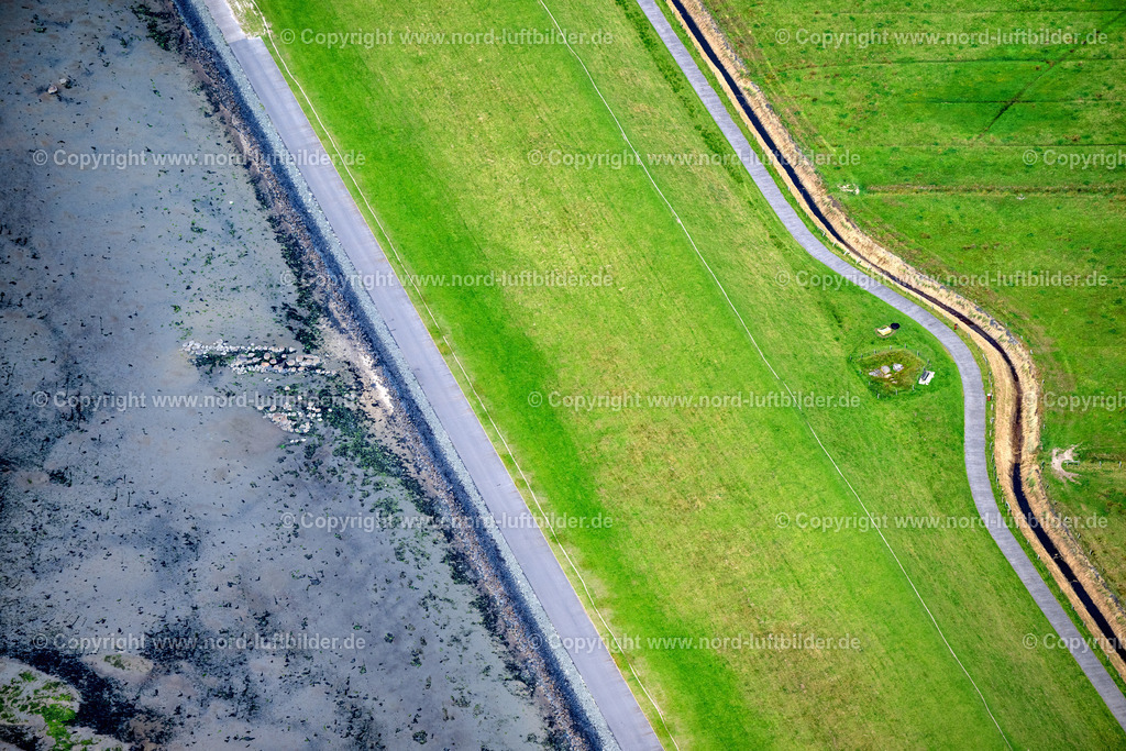 Sylt_Morsum_Grabhügel_Riesenbetten_74_75_ELS_5185130825 | SYLT 13.08.2025 Archäologische Grabhügel " Riesenbetten " vor und hinter dem Deich an der Koogstraße in Sylt Nordsee - Insel im Bundesland Schleswig-Holstein, Deutschland. // Archaeological burial mounds "Giant Beds" in front of and behind the dike at Koogstrasse in Sylt, North Sea island in the federal state of Schleswig-Holstein, Germany. Foto: Martin Elsen