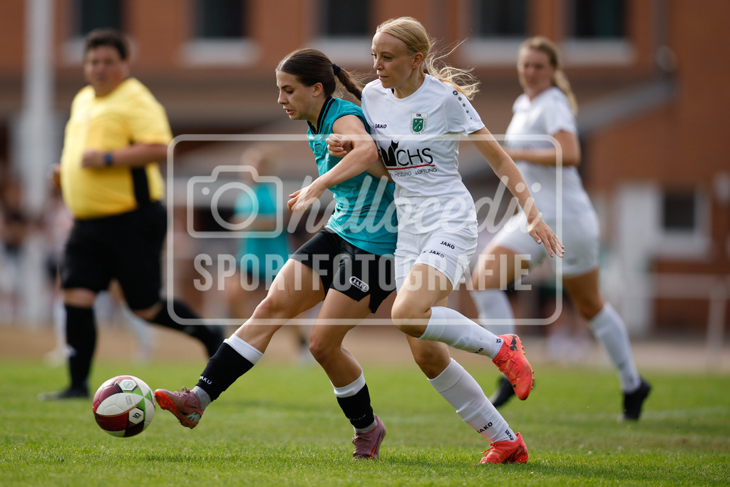 Fußball I Frauen I Westfalenpokal 26-27 I DJK GW Amelsbüren - SSV Rhade  I 18886 | Helena Babic (17, SSV Rhade) und Marie Sophie Hetrodt (19, DJK GW Amelsbüren) im Zweikampf - Realisiert mit Pictrs.com