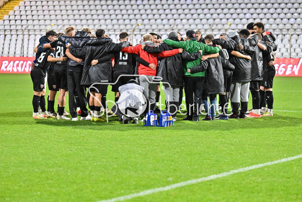 FC Bayern Amateure - TSV Buchbach | Die Gaeste aus Buchbach feiern im Stadion an der Gruenwalder Strass den Sieg gegen die Bayern Amateure / Regionalliga Bayern: FC Bayern München II - TSV Buchbach, Gruenwalder Stadion am 27.09.2024