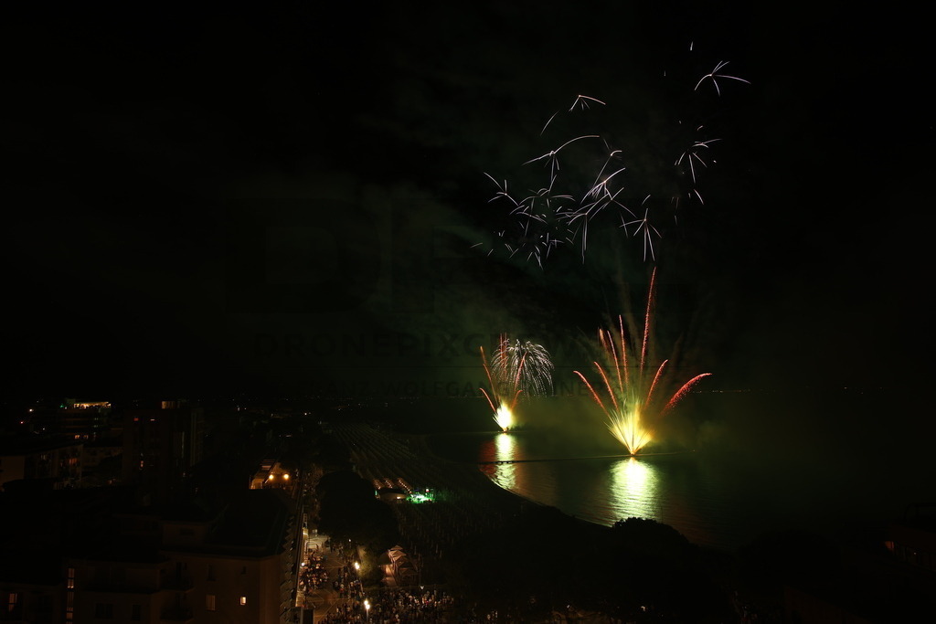 Ferragosto Fireworks in Grado, Italy | GRADO, ITALY, 15.AUG.26 - FIREWORKS - Ferragosto fireworks over the Adriatic Sea in Grado, Italy. Colorful fireworks light up the night sky above the beach, coastline and waterfront during the traditional summer celebration. - Realisiert mit Pictrs.com