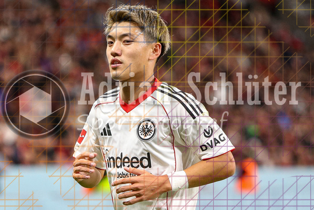 Bayer 04 Leverkusen vs Eintracht Frankfurt - Bundesliga  | Leverkusen, Deutschland, 12.09.25:   Ritsu Doan (Eintracht Frankfurt) schaut waehrend des Spiels der Bundesliga zwischen  Bayer 04 Leverkusen vs Eintracht Frankfurt in der BayArena(Foto von Brauer-Fotoagentur / Adrian Schlueter)
