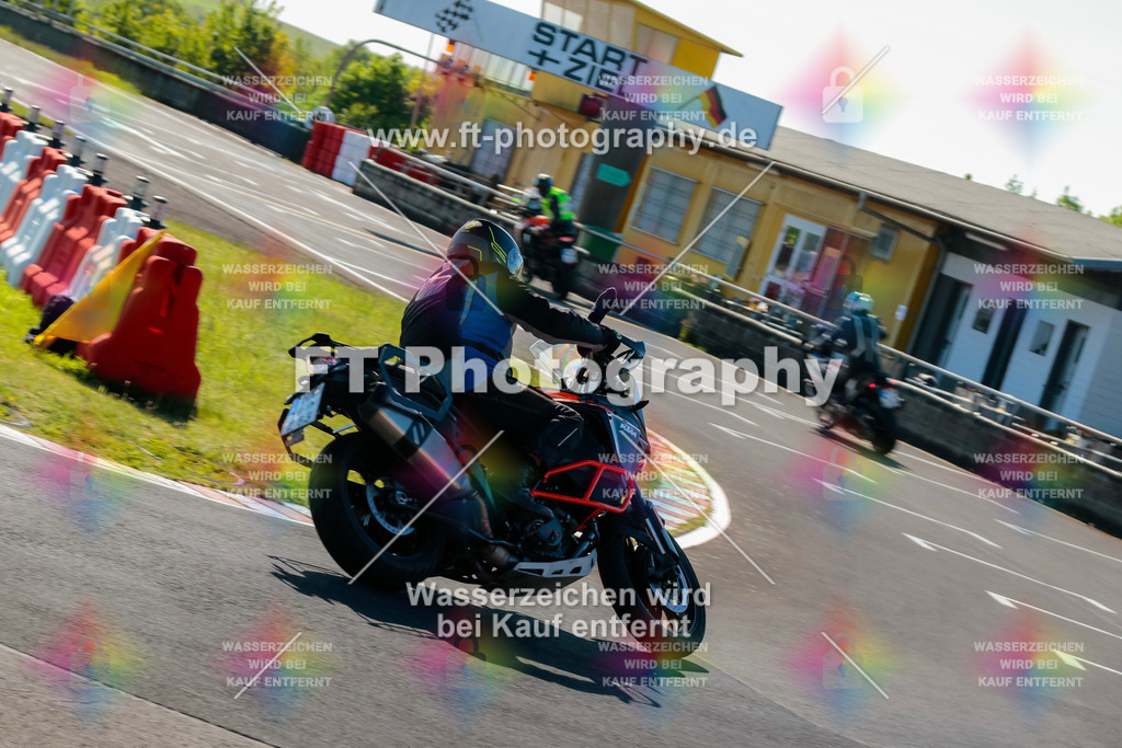Moto-TeamOBK-21202 | Hier findet Ihr Bilder von Touristenfahrten auf der Nürburgring Nordschleife oder von anderen Veranstaltungen die ich besucht habe. Viel Spass beim Durch Schauen 
