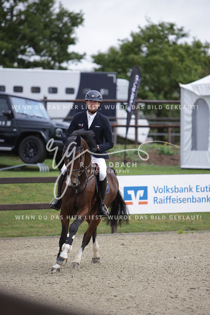 1J2A1299Lucas Wenz_ Crazy Peter 3_ Kn1032_ Havekost | Foto- und Videografie für alles rund ums Pferd. Hochwertige Bilder und Videos vom Spring- und Dressurreiten, Voltigieren & mehr. Jetzt aktuelle Veranstaltungen und Preise im Shop ansehen. - Realisiert mit Pictrs.com