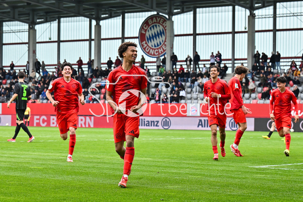 FC Bayern München U19 - VfL Wolfsburg U19 | Jubel der Bayern nach dem Treffer zum 1-0 durch Sadiki CHEMWOR (FC Bayern U19 #15) / Tor / Torschuetze / Freude / Happy / U19 DFB Nachwuchsliga Endrunde: FC Bayern Muenchen - VfL Wolfsburg, FC Bayern Campus am 26.04.2025