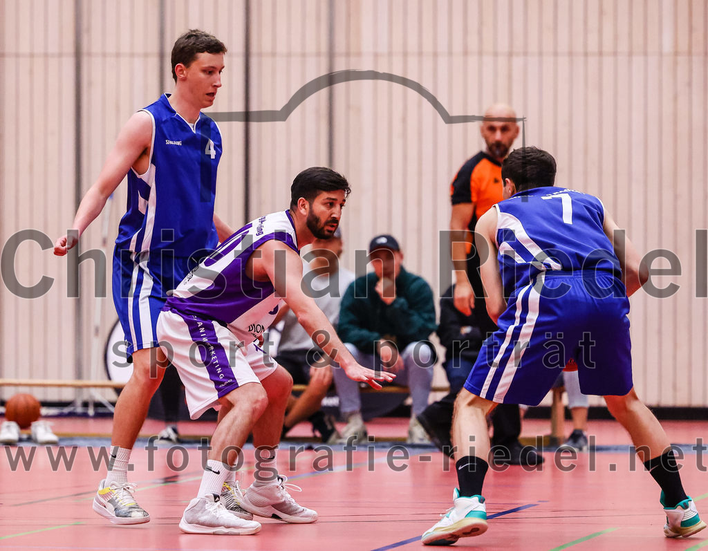 2022-05-29_019_SpVgg_Altenerding_gegen_Muenchen_Basket_2 | Erding, Deutschland, 29.05.2022:
Basketball, Bezirksliga 2021 / 2022, Herren Turnier der 2. der Aufstiegsrunden, SpVgg Altenerding gegen München Basket 2, Endergebnis: 

Tizian Baur (München Basket, #4), Abdul Azim Amani (SpVgg Altenerding, #10), Robert Stais (München Basket, #7)

Foto: Christian Riedel / fotografie-riedel.net