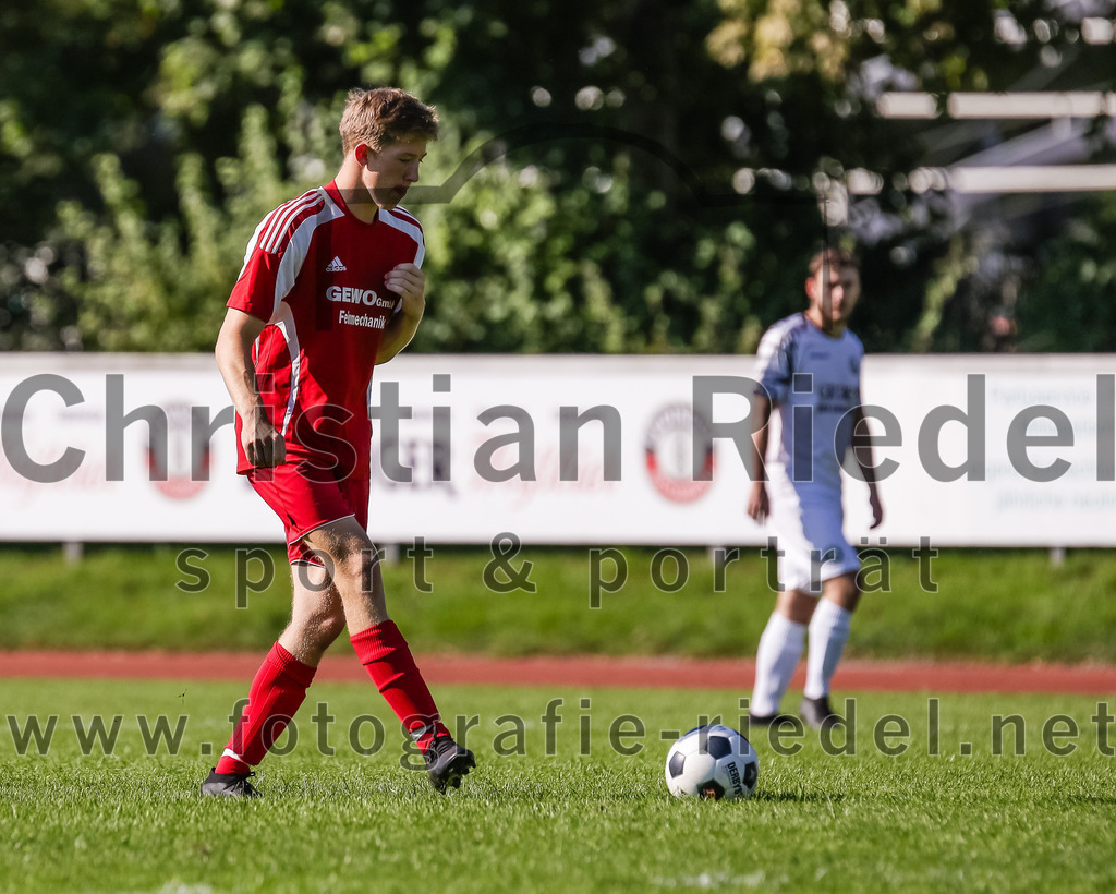 2023-09-09_008_FC_Herzogstadt_II_gegen_SG_Hoerlkofen_Woerth | Erding, Deutschland, 09.09.2023:
Fußball, A-Klassel 2023 / 2024, 6. Spieltag, FC Herzogstadt II gegen SG Hörlkofen/Wörth, Endergebnis: 1:2

Jakob Englhart (SG Hörlkofen/Wörth, #3)

Foto: Christian Riedel / fotografie-riedel.net