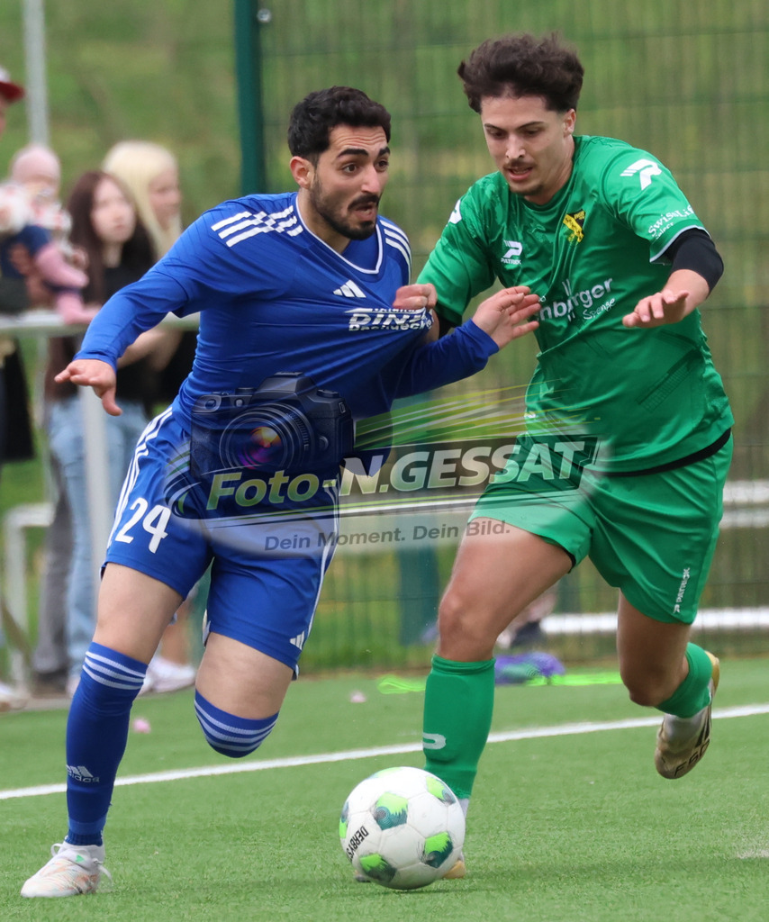 SC Enger - SV Enger-Westerenger | Auf dem Bild zu sehen: grün SC Enger: Mohamad Sleiman ; blau SV Enger-Westerenger: Ali AlaliSC Enger, SV Enger-Westerenger, Saison 25/26, Kreisliga A, Enger, Deutschland - Realisiert mit Pictrs.com