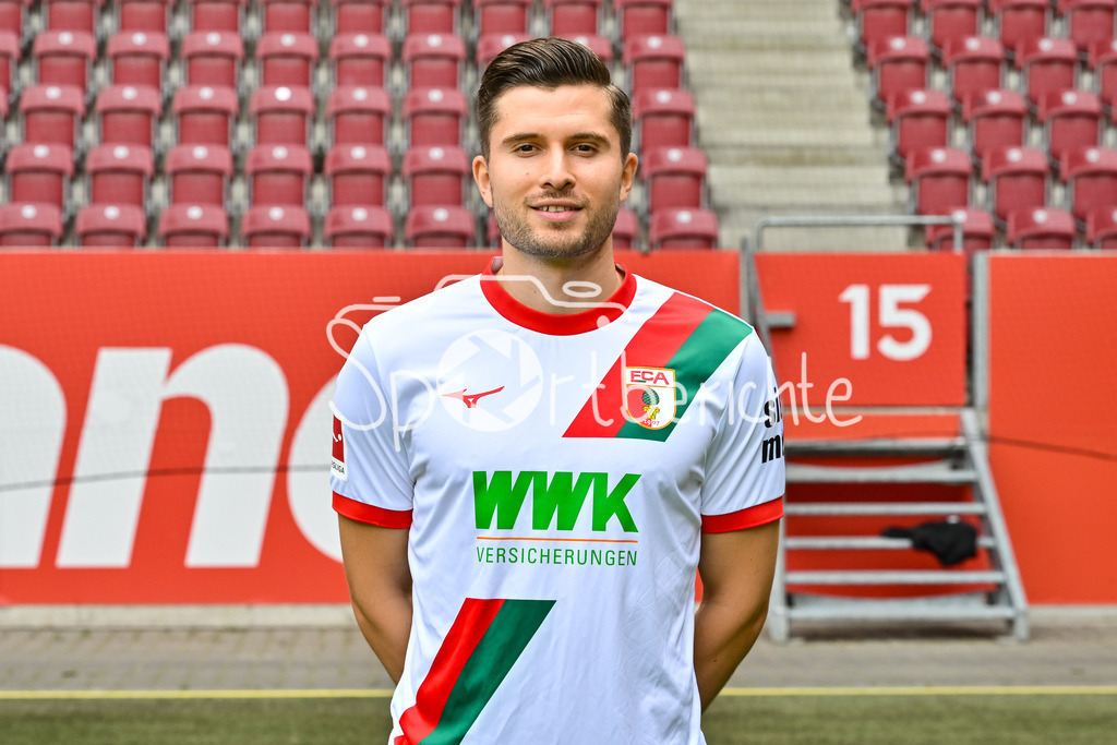 FC Augsburg 2025/26 | Elvis REXHBECAJ / Einzelfoto / Freisteller / Media Day FC Augsburg: WWK-Arena am 06.08.2025