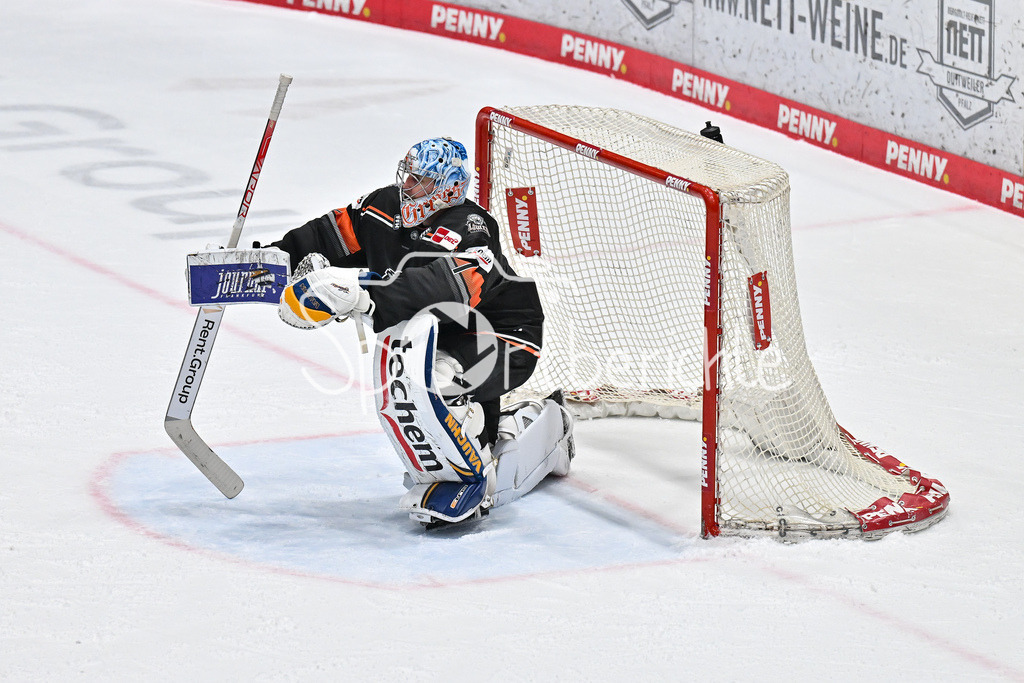 Löwen Frankfurt -Augsburger Panther | im Bild Thomas GREISS (Loewen Frankfurt 1) in seinem Tor / Freisteller / Einzelfoto / DEL: Loewen Frankfurt - Augsburger Panther, Eissporthalle Frankfurt am 14.02.2025