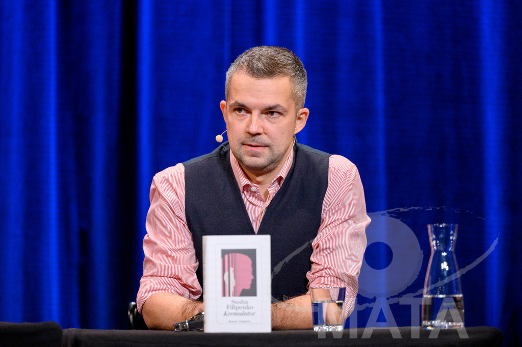 _DWA5810 | Sasha Filipenko bei der lit.Cologne 2023 Veranstaltung 'Kremulator: eine Geschichte aus Russland' im Comedia Theater. Köln, 09.03.2023 - Realisiert mit Pictrs.com