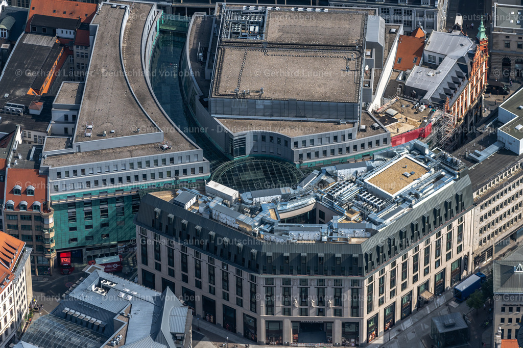 4039473 | LEIPZIG 14.09.2020 Glasdach des Gebäudes des Einkaufszentrum " Petersbogen " im Ortsteil Zentrum in Leipzig im Bundesland Sachsen, Deutschland. Weiterführende Informationen bei: HBB Center Management GmbH &amp; Co. KG  Petersbogen Leipzig. // Glass roof Building of the shopping center " Petersbogen " in the district Zentrum in Leipzig in the state Saxony, Germany. Further information at: HBB Center Management GmbH &amp; Co. KG  Petersbogen Leipzig. Foto: Gerhard Launer
