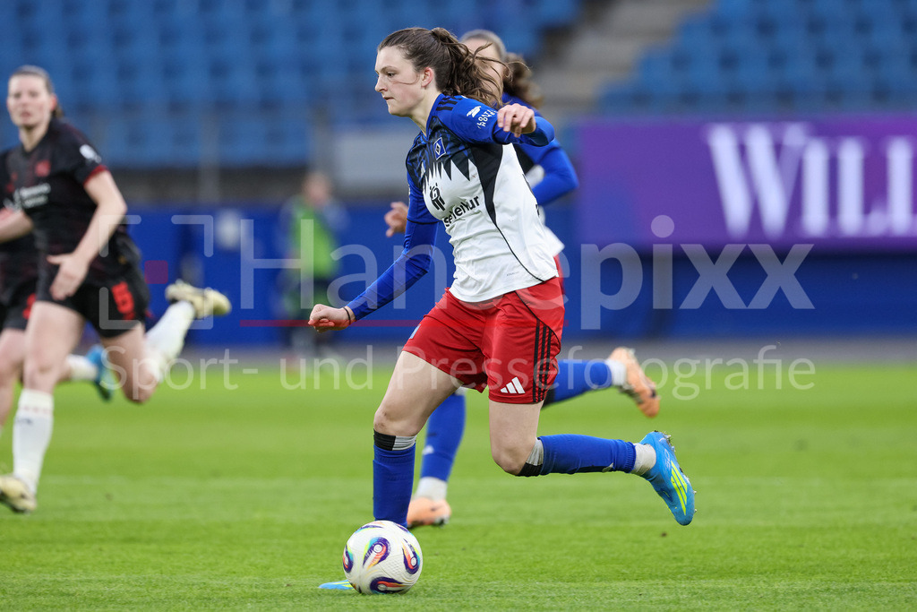 Fussball, Google Pixel Frauen-Bundesliga, Hamburger SV - Bayer 04 Leverkusen | Lotta Wrede (Hamburger SV, HSV, 32) am Ball, Einzelbild, Ganzkörper, Aktion, Action, Spielszene, DIE DFB-RICHTLINIEN UNTERSAGEN JEGLICHE NUTZUNG VON FOTOS ALS SEQUENZBILDER UND/ODER VIDEOÄHNLICHE FOTOSTRECKEN. DFB REGULATIONS PROHIBIT ANY USE OF PHOTOGRAPHS AS IMAGE SEQUENCES AND/OR QUASI-VIDEO.