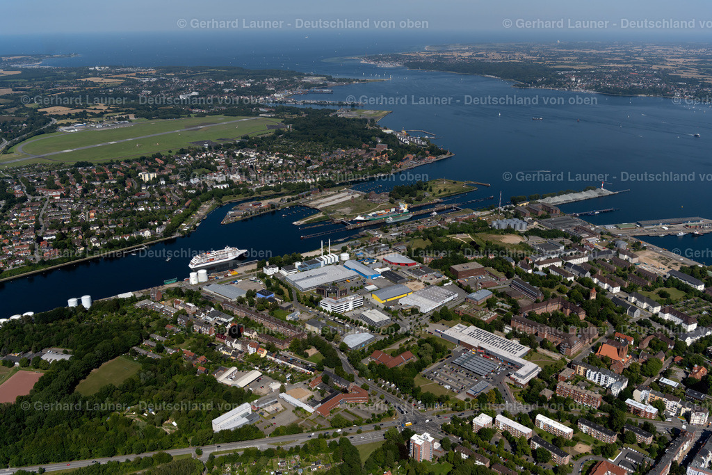 4037972 | KIEL 07.08.2020 Kanalverlauf und Uferbereiche der Wasserstraße der Binnenschiffahrt Nord-Ostsee-Kanal in Kiel im Bundesland Schleswig-Holstein. // Channel flow and river banks of the waterway shipping Nord-Ostsee-Kanal in Kiel in the state Schleswig-Holstein. Foto: Gerhard Launer