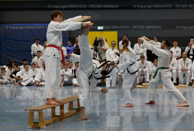20231118-_11A3682-DM-TAEKWONDO-HEN-FOTO | 18.11.2023 Kampfsport Internationale Deutsche Meisterschaft Traditional Taekwon-Do der Farbgurte 2023 TTCeV Verband Bruchtest vor Prüfungsgremium hinten Mitte Young-kul PARK 5. DAN Leiter Kampfkunstschule(Foto: Peter Henrich) - Realisiert mit Pictrs.com