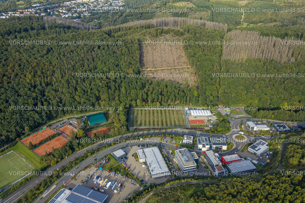 Siegen230912762 | Luftbild, Gewerbegebiet Martinshardt, Kunstrasen-Sportplatz Oberes Leimbachtal mit Tennisanlage, Waldgebiet mit Waldschäden, Siegen-Rosterberg, Siegen, Siegerland, Nordrhein-Westfalen, Deutschland