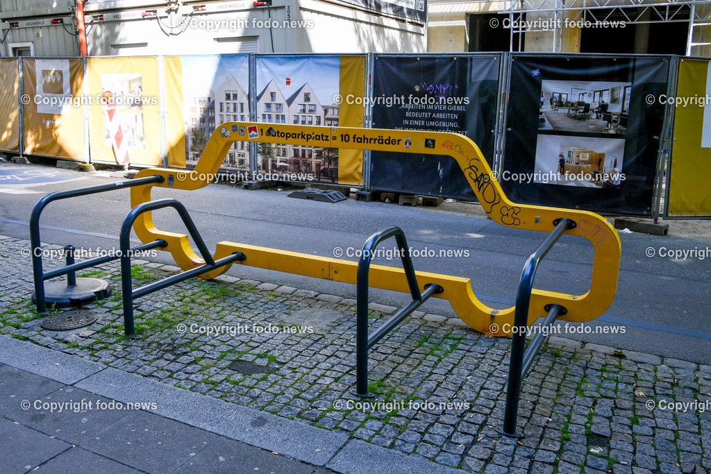 Deutschland_ Baden-Wuerttemberg_ Stuttgart_ 29.05.2025-3 | 29.05.2025, Deutschland, GER, Baden-Wuerttemberg, Stuttgart, im Bild Themenbild, Fahrradabstellplatz, Fahrrad-Auto-Platzvergleich, Radfahren, Rad, Platz, Auto, Verkehr, Stadtansichten, Feature, Symbolbild 