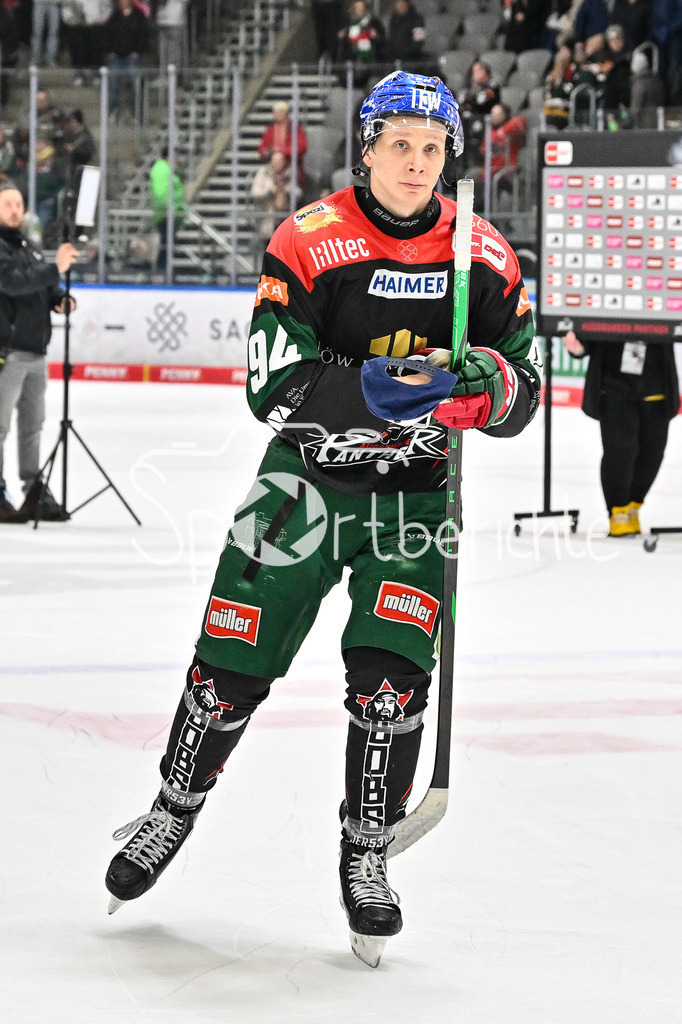 Augsburger Panther - Löwen Frankfurt  | ein gluecklicher Anrei HAKULINEN (Augsburger Panther #94) laesst sich von den Fans feiern / DEL: Augsburger Panther - Loewen Frankfurt, Curt Frenzel Stadion am 12.01.2025