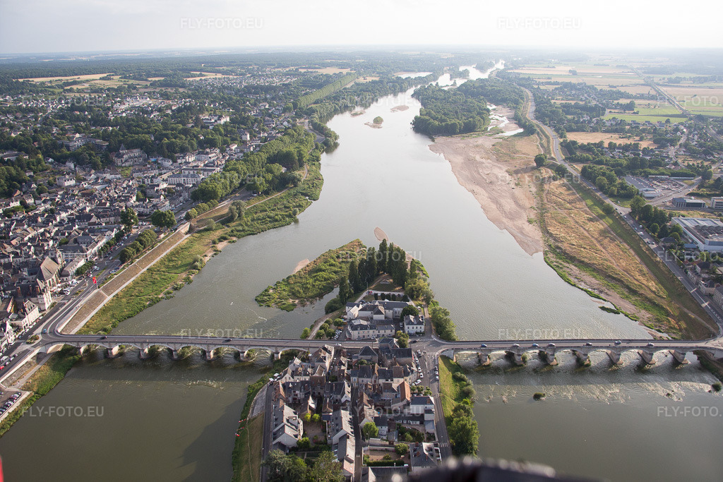 Vue aérienne: Vue de la ville à Amboise dans le département Indre et Loire, France. Photo: IMG_082374.jpg prise le 20/06/2015 par Werner Riehm/FLY-FOTO.eu – Résolution de l'original: 5472 x 3648 px
