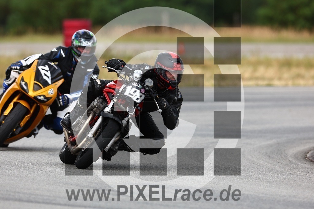 0227-20240803_03619 | Schöne Erinnerungen an spannende Momente - das festzuhalten ist unser Job. PIXELrace.de ist seit 2003 auf den Rennstrecken Europas unterwegs um die Action draußen beim Fahren und die wunderbare Stimmung imm Fahrerlager für euch einzufangen.