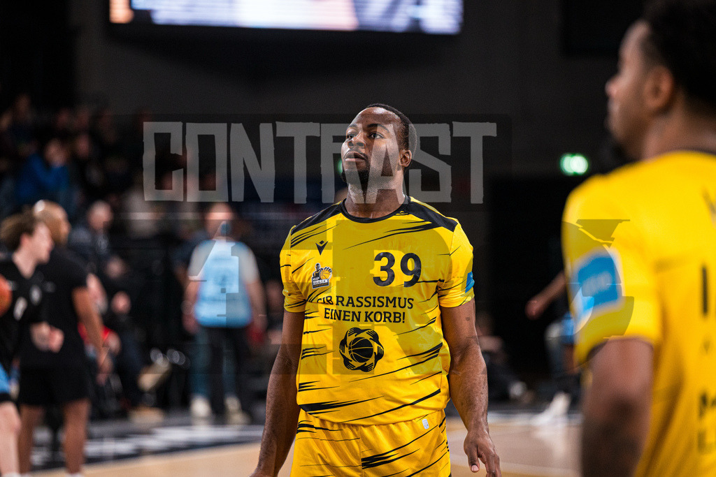 Basketball I Herren I Bundesliga I Saison 2025/2026 I 8. Spieltag I Veolia Towers Hamburg - MHP Riesen Ludwigsburg | Maxwell Dongmo Temoka (39, MHP Riesen Ludwigsburg) beim Aufwärmen - Realisiert mit Pictrs.com
