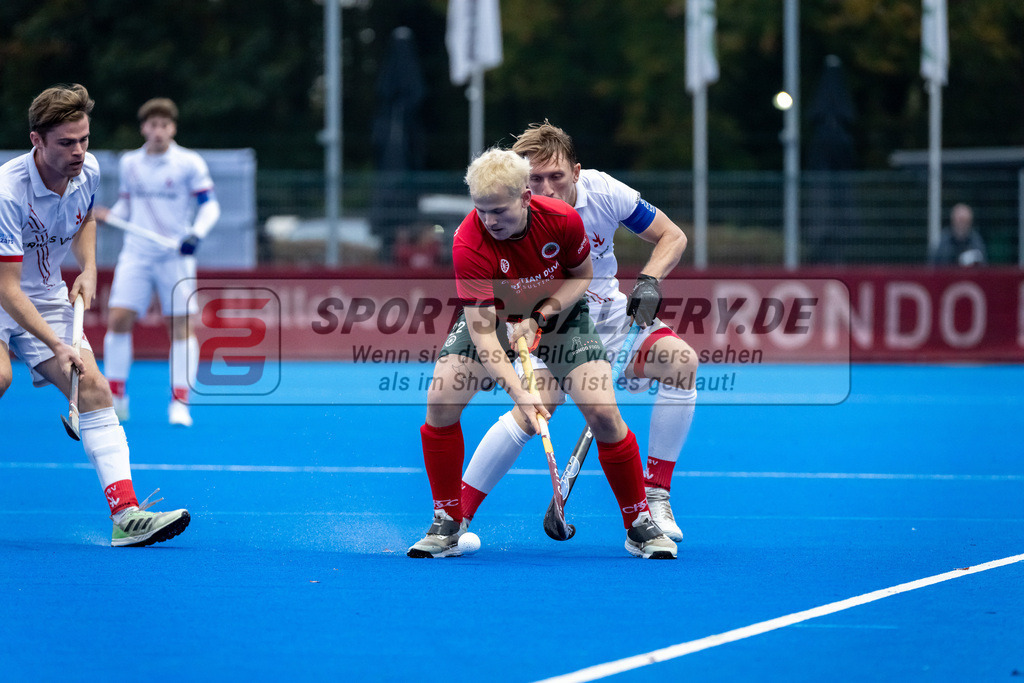 HK_20241102_108380 | 1. Bundesliga Herren Crefelder HTC - TSV Mannheim am 2.11.2024 CHTC Krefeld, Krefeld , LangHeinrich Finn ( Crefelder HTC #22 ) , Jacek Kurowski ( TSV Mannheim #31 )