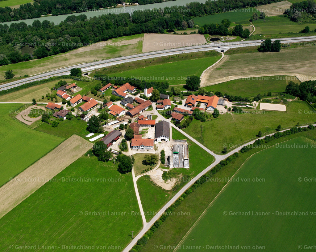 2600617 | NEUöTTING 09.06.2006 Landwirtschaftliche Nutzflächen und Feldgrenzen  umsäumen das Siedlungsgebiet des Dorfes in Neuötting im Bundesland Bayern, Deutschland // Agricultural land and field boundaries surround the settlement area of the village  in Neuötting in the state Bavaria, Germany Foto: Gerhard Launer