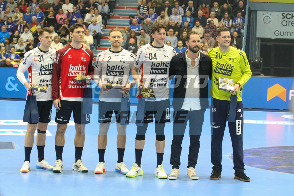 VfL Gummersbach Saison 25/26 - © Sportfoto-Sale (MK) | Flensburger EM-Teilnehmer: V. l.: Emil Jakobsen, Niclas Kirkeløkke, Simon Pytlick, Lasse Møller, VfL GF Christoph Schindler und Torwart Kevin Møller - VfL Gummersbach Saison 25/26 - © Sportfoto-Sale (MK) - Realisiert mit Pictrs.com