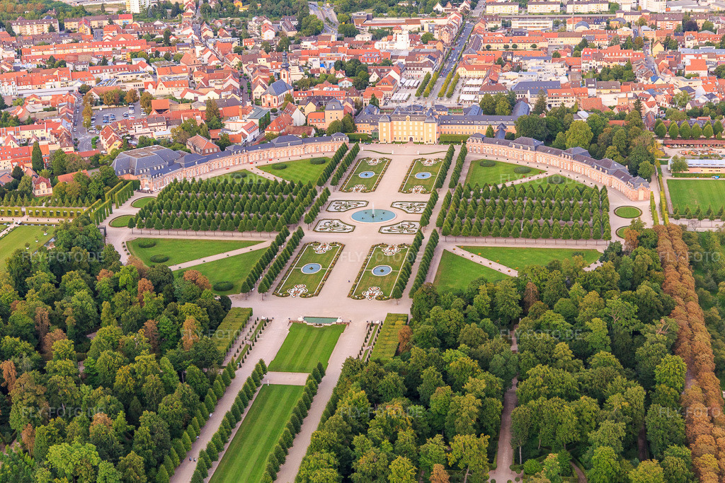 Luftbild: Arionbrunnen im Zentrum des Schwetzinger Schlossgarten und Hirschgruppe - Skulpturen mit Brunnen in Schwetzingen im Bundesland Baden-Württemberg in Deutschland. Foto: IMG_102595.jpg vom 24.08.2017 durch Werner Riehm/FLY-FOTO.deGartenmoschee
