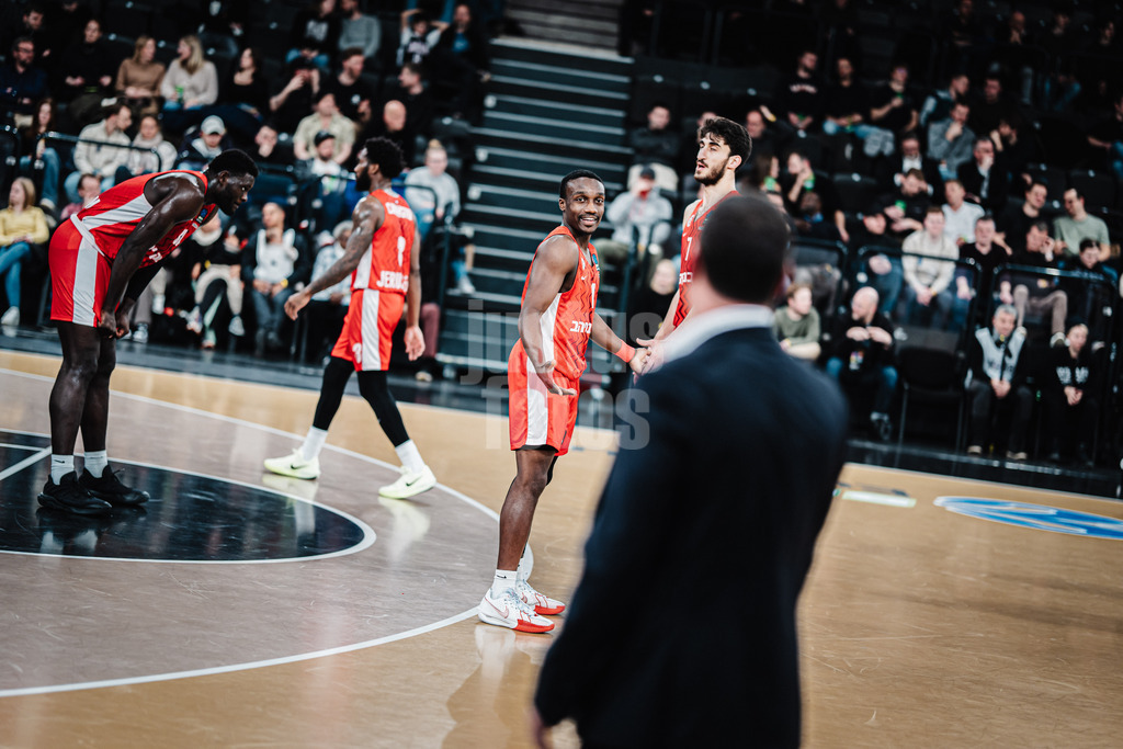 Basketball | Männer | Saison 2024/2025 | BKT EuroCup | Veolia Towers Hamburg vs. Hapoel Bank Yahav Jerusalem | 17.12.2024 | Jared Harper (#1, Hapoel Jerusalem) ratlos