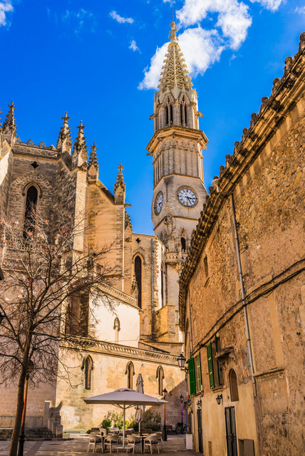 Bell tower and church in Manacor, Majorca Spain | Church Nostra Senyora dels Dolors in Manacor on Mallorca island, Spain - Realisiert mit Pictrs.com