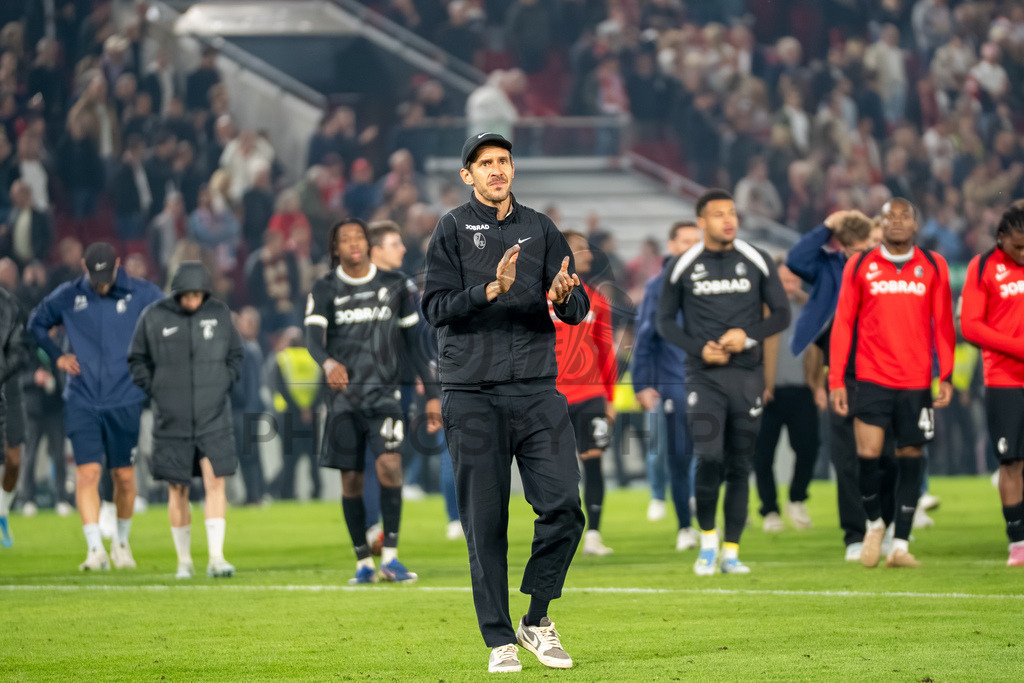 VfB Stuttgart vs. SC Freiburg, Fussball, DFB-Pokal, Halbfinale, 23.04.2026 | Julian Schuster (Trainer SC Freiburg) bedankt sich bei den Fans fuer/für den Support,VfB Stuttgart vs. SC Freiburg, Fussball, DFB-Pokal, Halbfinale, 23.04.2026DFB regulations prohibit any use of photographs as image sequences and/or quasi-video