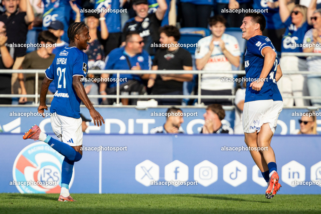 9L6A7878 | Joie des joueurs de l'equipe de Racing Strasbourg apres le but  (PP) de Sadibou Sane - Realisiert mit Pictrs.com