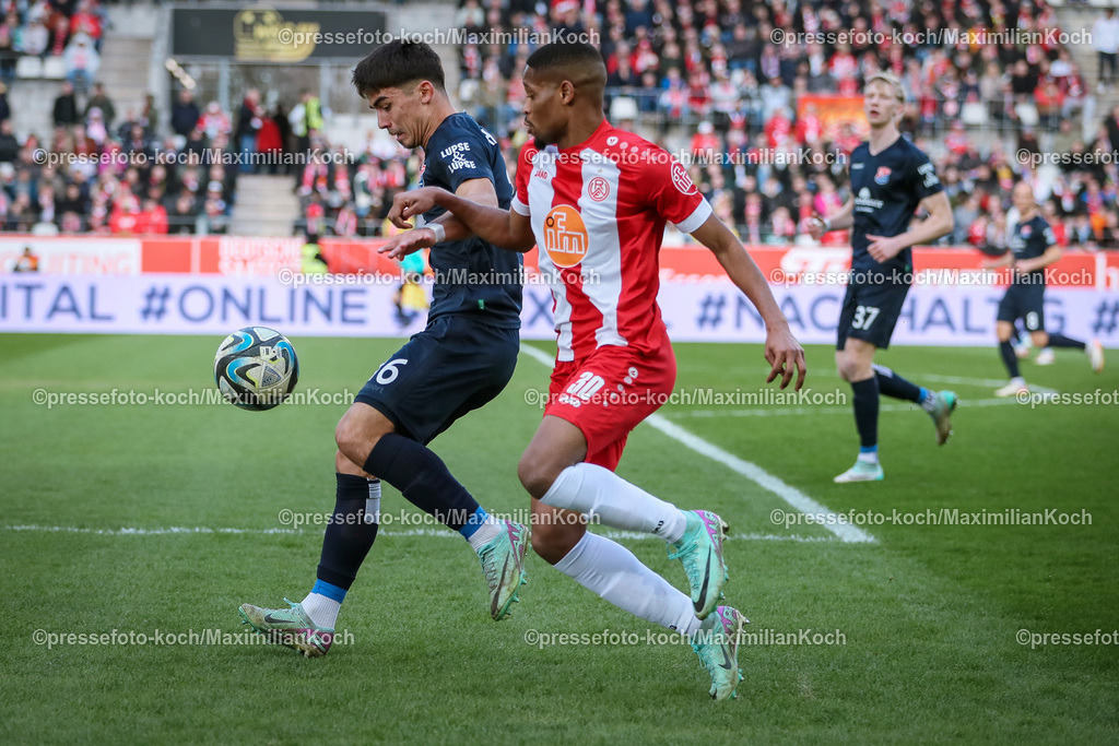 RWE3Liga02032401044 | 02.03.2024, Essen, Fußball, bwin 3. Liga Herren, Stadion an der Hafenstraße, 28. Spieltag Saison 2023 2024, Rot-Weiss Essen – SpVgg Unterhaching:  Aaron Keller (SpVgg Unterhaching) gegen Isaiah Young (Rot-Weiss Essen).
DFB regulations prohibit any use of photographs as image sequences and or quasi-video.