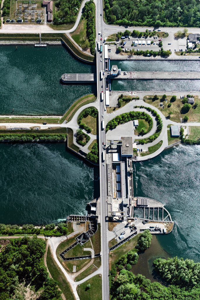 dr__0051406.jpg | IFFEZHEIM 22.04.2020 Senkrecht- Luftbild aus der Satelliten- Perspektive vom Schleusenanlagen des Wasser und Schifffahrtsamt Freiburgund der EnBW Energie Baden-Württemberg AG, Rheinkraftwerk Iffezheim am Ufer der Wasserstraße Rhein in Iffezheim im Bundesland Baden-Württemberg, Deutschland. // Vertical aerial view from the satellite perspective of the locks - plants on the banks of the waterway of the Rhine EnBW Energie Baden-Wuerttemberg AG, Rheinkraftwerk Iffezheim in Iffezheim in the state Baden-Wuerttemberg, Germany. Foto: Daniel Reiter