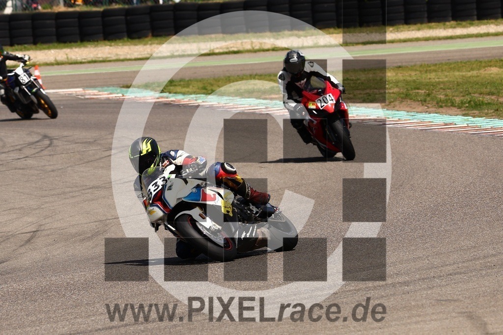 0833-20250502_02936 | Schöne Erinnerungen an spannende Momente - das festzuhalten ist unser Job. PIXELrace.de ist seit 2003 auf den Rennstrecken Europas unterwegs um die Action draußen beim Fahren und die wunderbare Stimmung imm Fahrerlager für euch einzufangen.