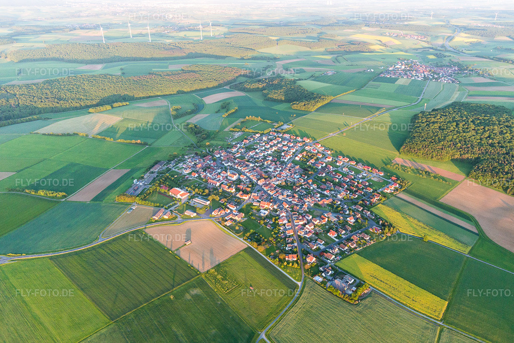 Luftbild: landwirtschaftlichen Feldern und Nutzflächen in Wasserlosen im Bundesland Bayern in Deutschland. Foto: IMG_099928.jpg vom 25.05.2017 durch Werner Riehm/FLY-FOTO.de