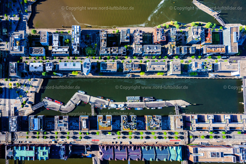 Hamburg_Hafencity_Megallan_Terassen_Museumshafen_Sandtorkai_ELS_2402240525 | HAMBURG 24.05.2025 Senkrecht- Luftbild aus der Satelliten- Perspektive vom Port facilities "Magelan Terraces" on the banks of the Sandtorhafe/Traditionsschiffhafen harbor basin in Hamburg, Germany. // Vertical aerial view from the satellite perspective of the port facilities on the shores of the harbor of Sandtorhafe/Traditionsschiffhafen in Hamburg, Germany. Foto: Martin Elsen