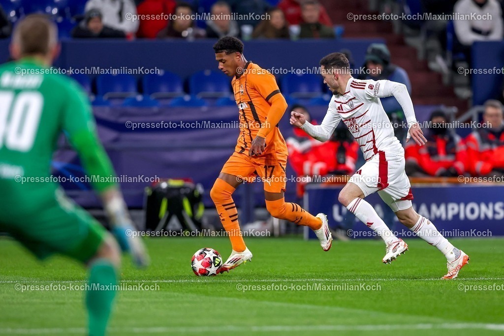 UCL22012501008 | 22.01.2025, Fußball, UEFA Champions League, Schachtar Donezk - Stade Brestois 29, Arena AufSchalke Gelsenkirchen, 7. Spieltag Saison 2024 2025: Mathias Pereira Lage (Stade Brest #26) im Zweikampf gegen Vinicius Tobias (Schachtar Donezk #17)
