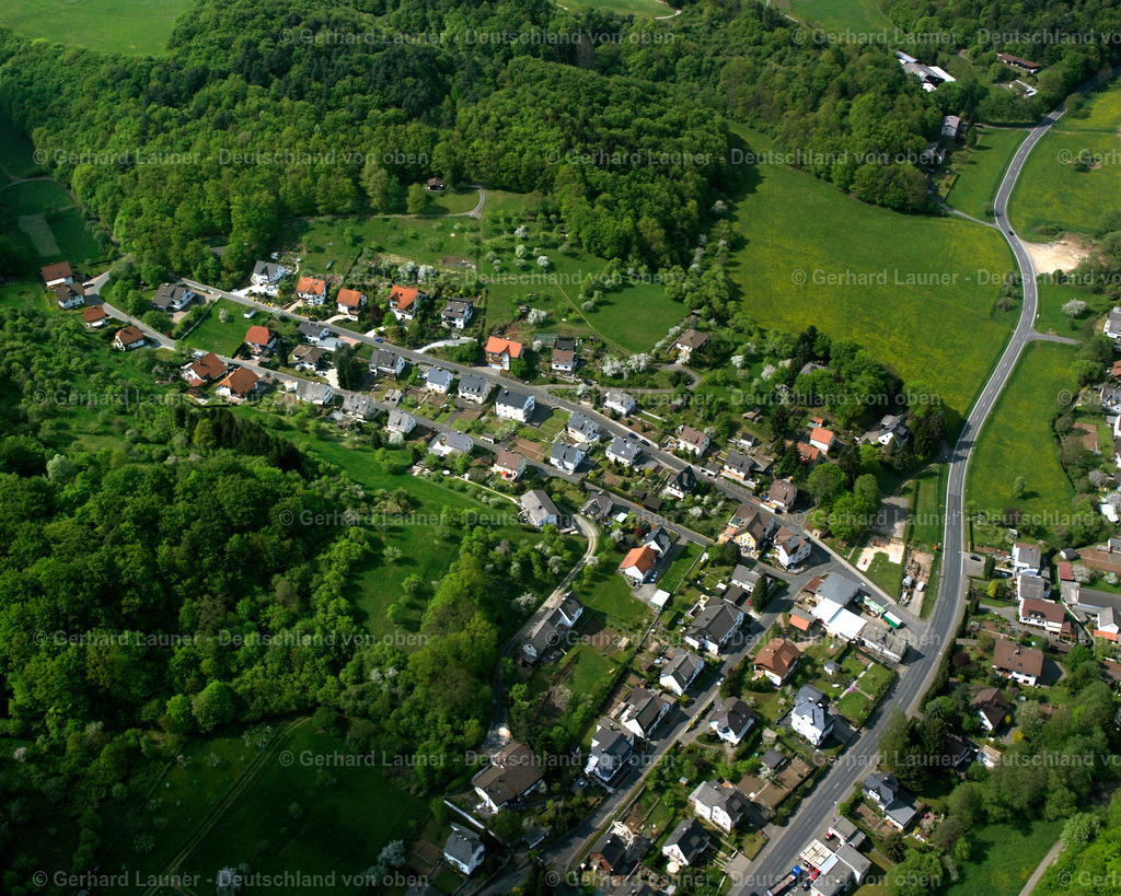 2610396 | OBERSCHELD 09.06.2006 Von Wald und Forstgebieten umgebener Ortskern der Straßen und Häuser und Wohngebiete in Oberscheld im Bundesland Hessen, Deutschland // Surrounded by forest and forest areas center of the streets and houses and residential areas in Oberscheld in the state Hesse, Germany Foto: Gerhard Launer