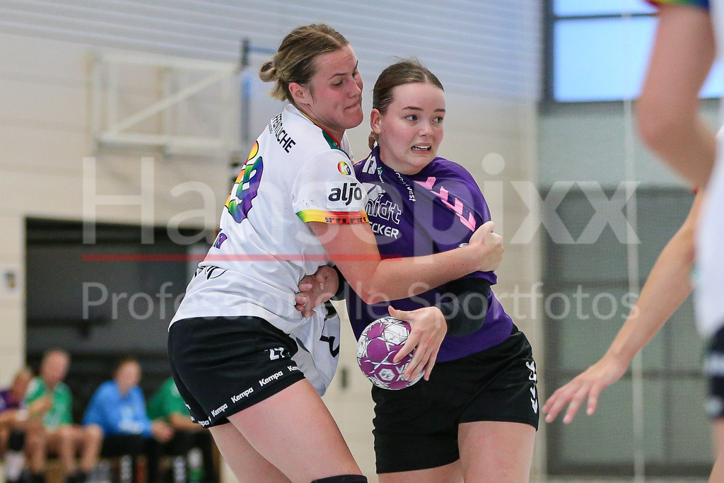 Handball, Testspiel Frauen, VfL Oldenburg - SV Werder Bremen | v.li.: Paulina Golla (VfL Oldenburg, 29) und Mathilda Häberle (SV Werder Bremen, 9) im Zweikampf, Duell, Spielszene, Aktion, Action