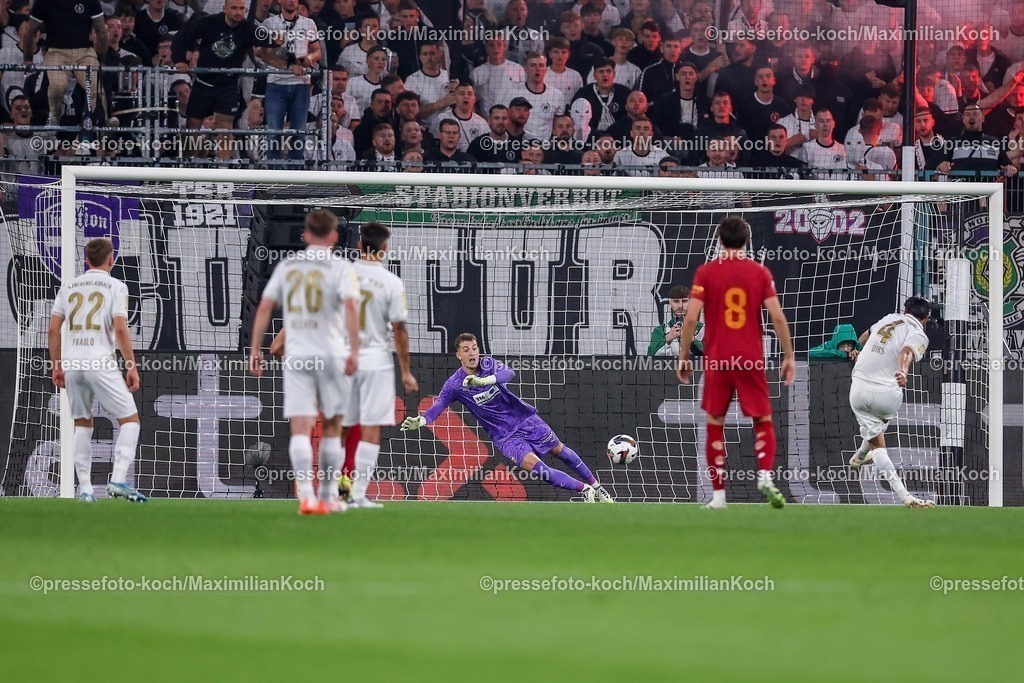 BMG02082501046 | 02.08.2025, Fußball, Borussia Mönchengladbach - FC Valencia, 125 Jahrfeier Jubiläumsspiel, Borussia-Park, Saison 2025 2026: Kevin Diks (Borussia Mönchengladbach #04) verwandelt den Elfmeter zum 2:0 Tor Treffer Torschuss  DFB regulations prohibit any use of photographs as image sequences and or quasi-video.