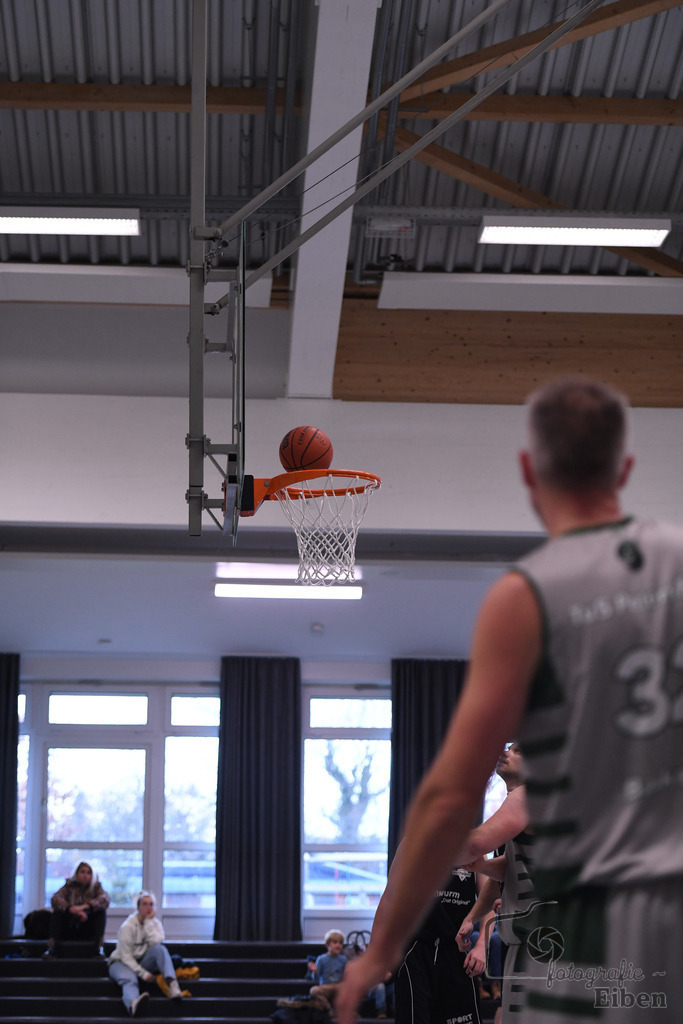 TuS Petersfehn-VfL Edewecht | Basketball Regionalliga; TuS Petersfehn (grau)-VfL Edewecht (schwarz) am 30.11.2025 in Petersfehn (Sporthalle Petersfehn), Photo: Philip Eiben 2025 - Realisiert mit Pictrs.com