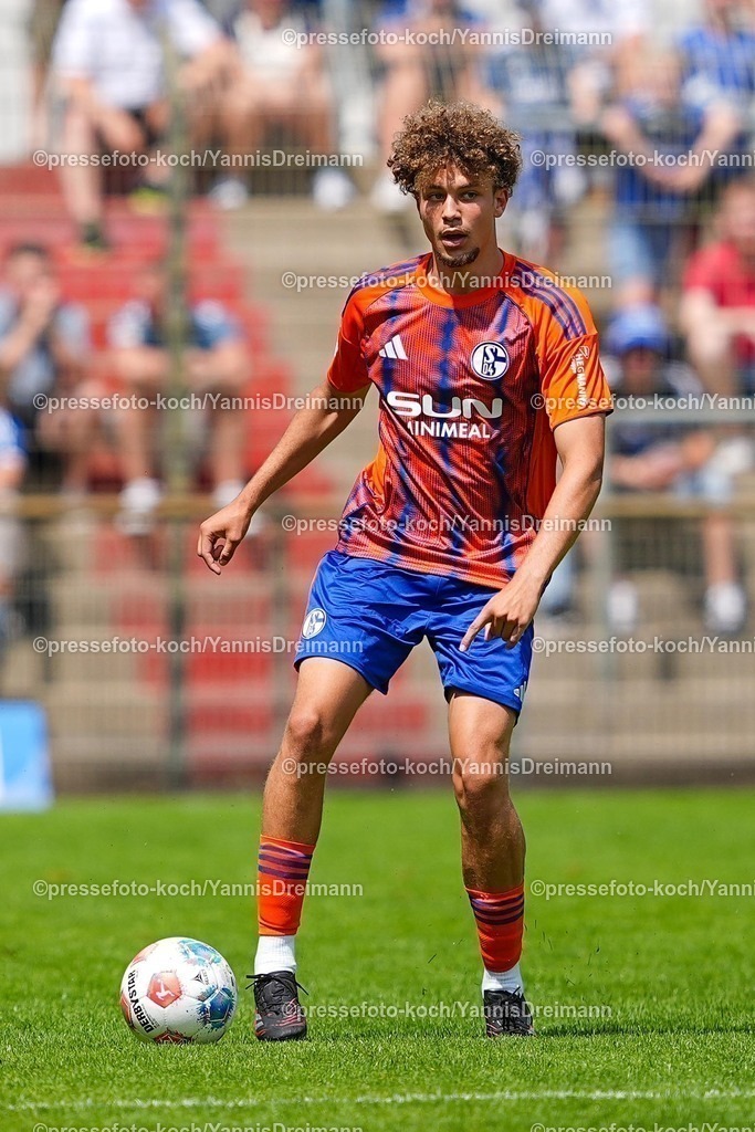 xYDR20072501066 | 20.07.2025, xydrx, Fußball, Rot Weiss Ahlen - FC Schalke 04, Testspiel, Wersestadion: Mika Karim Khadr (FC Schalke 04 #45)