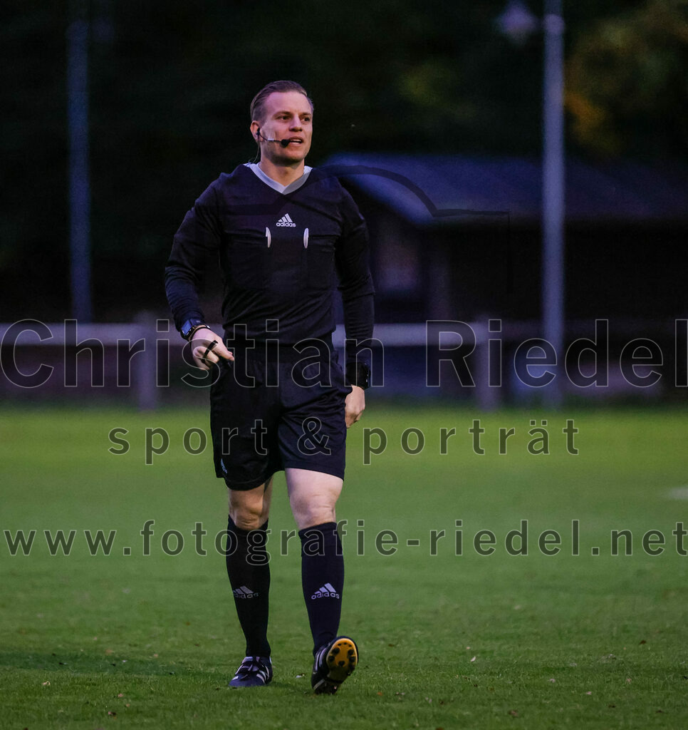 2023-10-21_038_FC_Forstern_gegen_FC_Ezelsdorf | Forstern, Deutschland, 21.10.2023:
Fußball, Frauen Bayernliga 2023 / 2024, 8. Spieltag, FC Forstern gegen FC Ezelsdorf, Endergebnis: 2:1

Schiedsrichter Etienne Fromme

Foto: Christian Riedel / fotografie-riedel.net