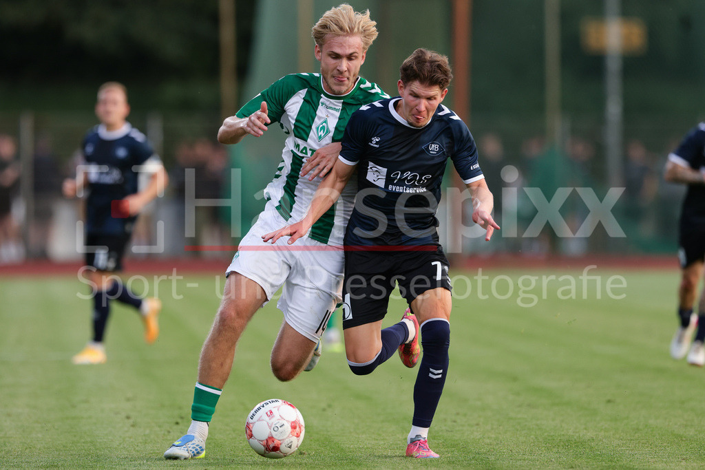 Fussball, Regionalliga Nord, SV Werder Bremen II - VfB Oldenburg | v.li.: Lennart Baum (SV Werder Bremen II, 14) und Vjekoslav Taritas (VfB Oldenburg, 7) im Zweikampf, Duell, Dynamik, Aktion, Action, Spielszene