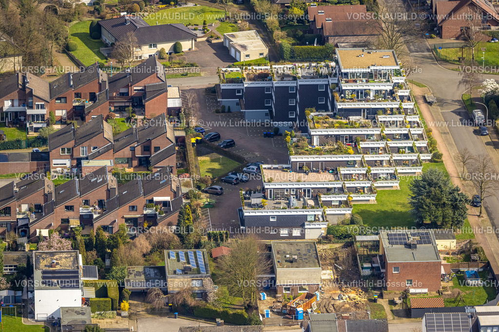 Schermbeck240310249 | Luftbild, Terrassenhaus, grün bepflanzte Balkone und Dächer, Dachgarten, Balkonmöbel und Sonnenschirme, Altschermbeck, Schermbeck, Nordrhein-Westfalen, Deutschland